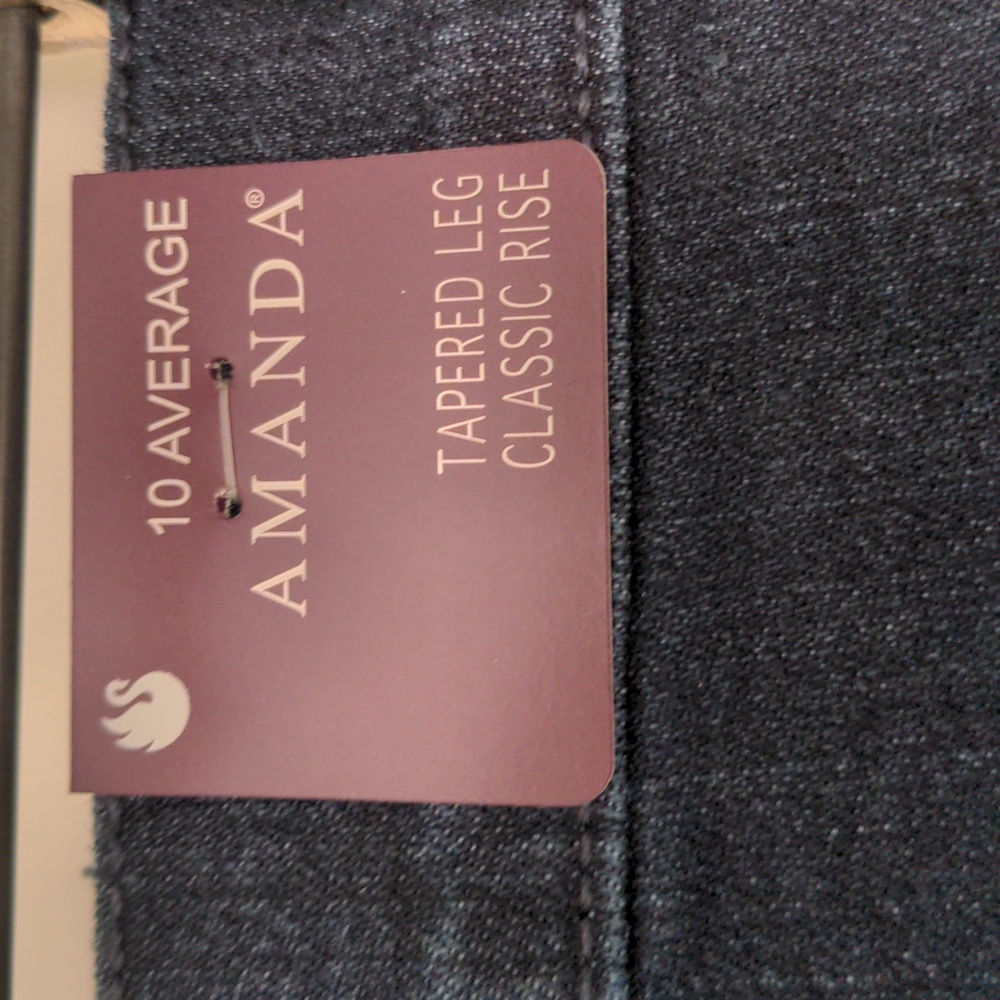 New Gloria Vanderbilt Amanda jeans. Size 10 average. Tapered leg, Classic Rise